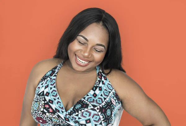 Счастливая африканская женщина в студии — стоковое фото