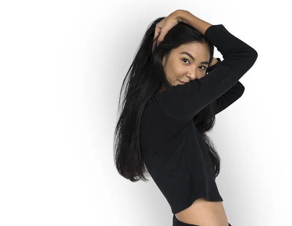 Asiatisk kvinna poserar i studio — Stockfoto
