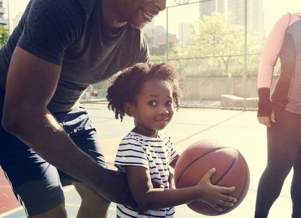 Família jogando basquete — Fotografia de Stock