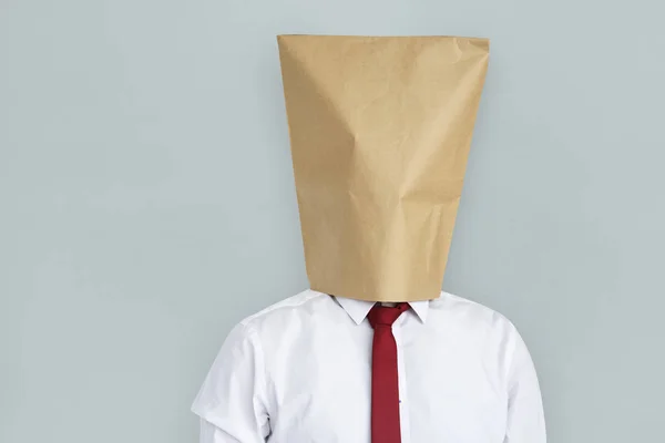 Geschäftsmann mit Papiertüte auf dem Kopf — Stockfoto