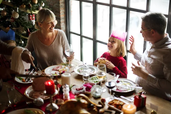 Família celebrando o Natal — Fotografia de Stock