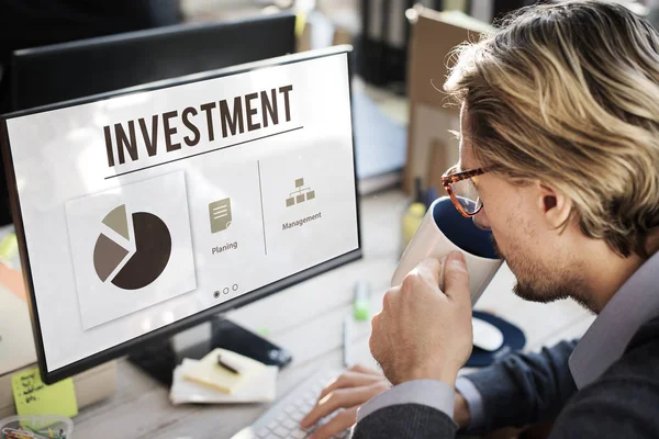 Geschäftsmann arbeitet im Büro — Stockfoto