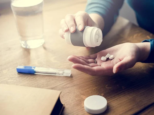 Pessoa doente a tomar comprimidos — Fotografia de Stock