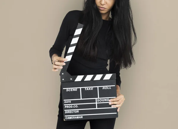 Mulher segura nas mãos Clapper Board — Fotografia de Stock