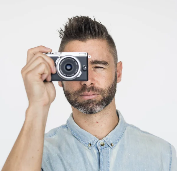 Καυκάσιος ο άνθρωπος χρησιμοποιώντας φωτογραφική μηχανή — Φωτογραφία Αρχείου