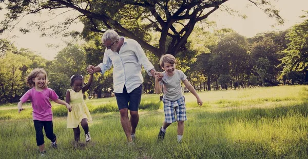 Familie tijd doorbrengen in park — Stockfoto