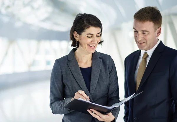 Geschäftsleute diskutieren Projekt — Stockfoto