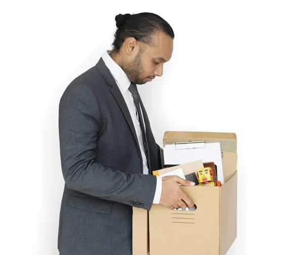 Uomo d'affari che trasporta scatola — Foto Stock