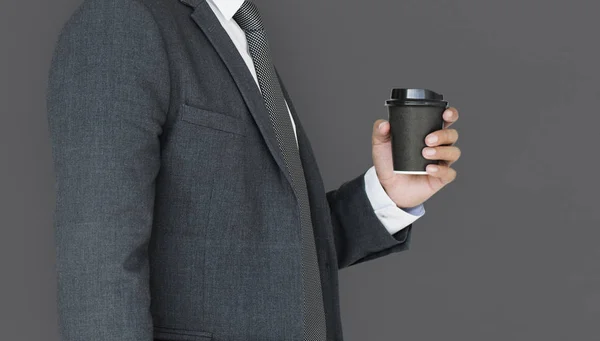 Hombre de negocios sosteniendo taza de café — Foto de Stock