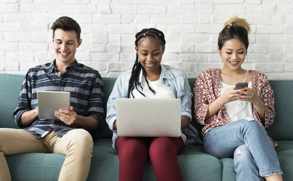 Jonge mensen met behulp van digitale apparaten — Stockfoto