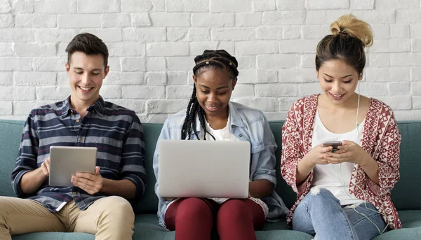 Jonge mensen met behulp van digitale apparaten — Stockfoto