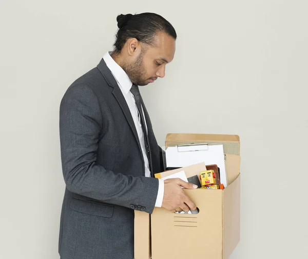 Uomo d'affari che trasporta scatola — Foto Stock