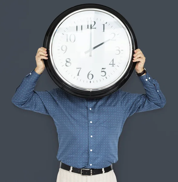 Hombre de negocios sosteniendo reloj — Foto de Stock