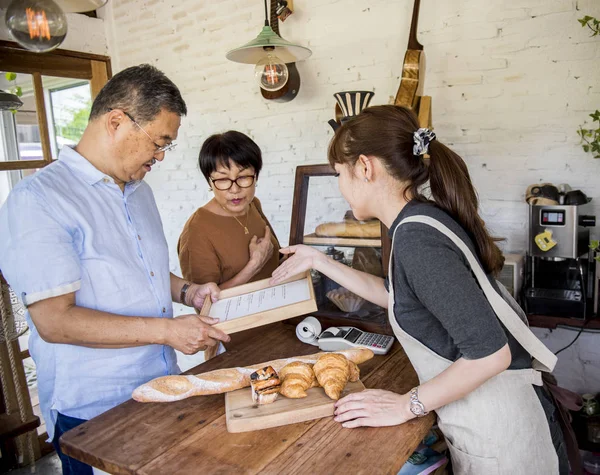 Clientes comprando pan — Foto de Stock