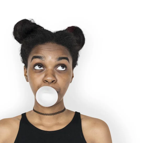 Joven mujer africana con goma de mascar —  Fotos de Stock