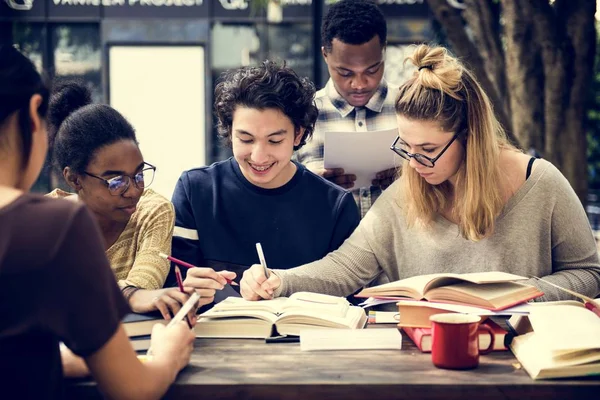 Diversity students brainstorming together — Stock Photo, Image