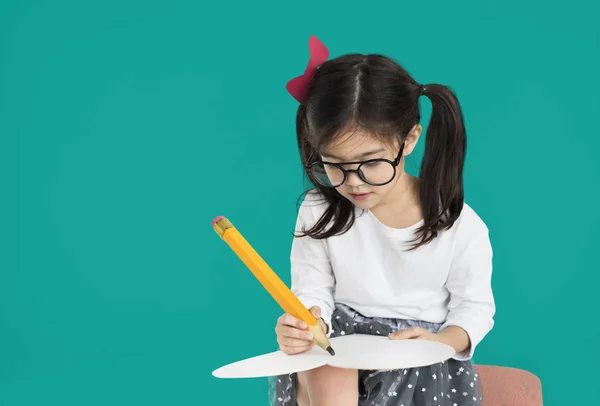 大きな鉛筆で書いている女の子 — ストック写真