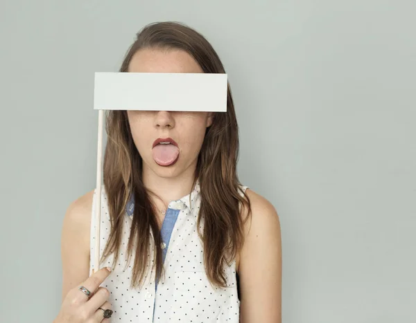 Mulher cobrir seus olhos com bandeira — Fotografia de Stock