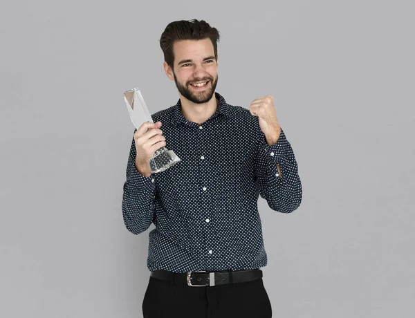 Yakışıklı adam holding kazanan ödül — Stok fotoğraf