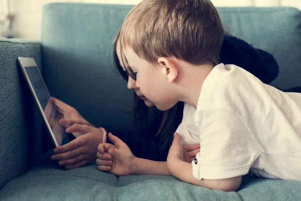 Kakak dan kakak menggunakan tablet digital — Stok Foto