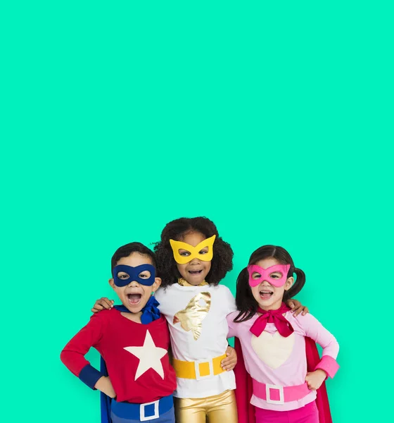 Barn bär superhjälte dräkter — Stockfoto