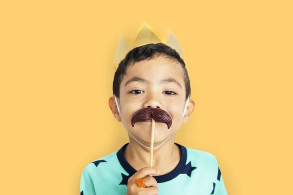 Junge trägt Schnurrbart aus Papier — Stockfoto