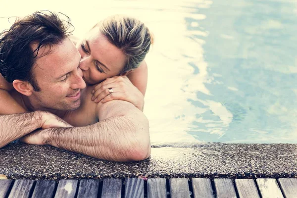 Casal abraçando perto da piscina — Fotografia de Stock