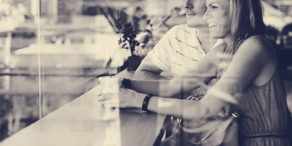 Casal descansando juntos no café — Fotografia de Stock