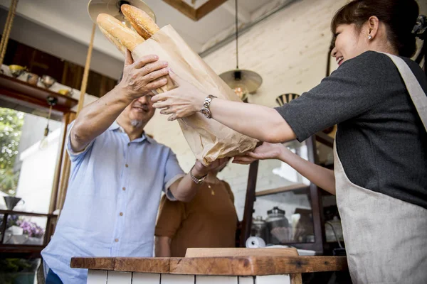 Customer buying bread — Stock Photo, Image