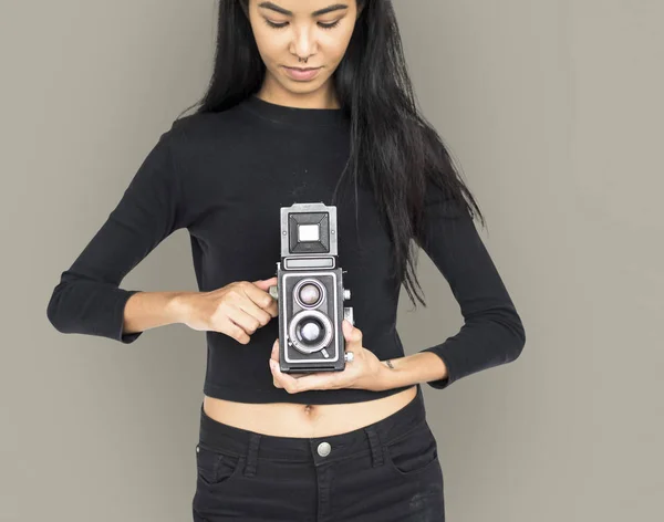 Γυναίκα κατέχει φωτογραφία ρετρό φωτογραφική μηχανή — Φωτογραφία Αρχείου
