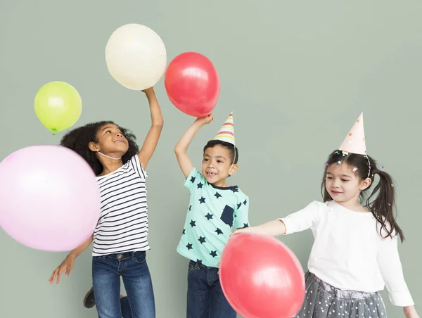 Barn som leker med ballonger — Stockfoto