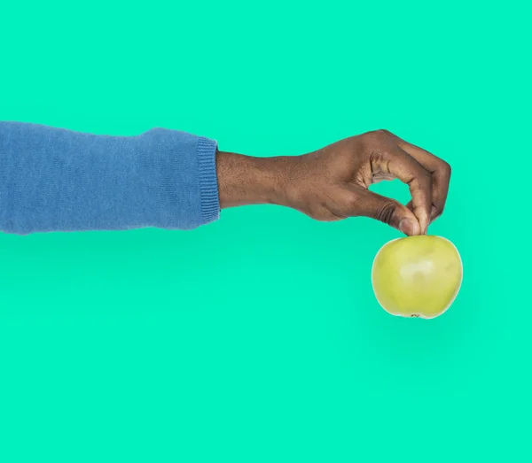 Людська рука тримає зелене яблуко — стокове фото