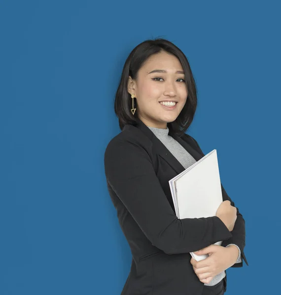 Asiático mujer de negocios holding documentos —  Fotos de Stock