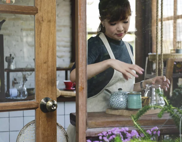 Waitress working in cafe — Stock Photo, Image