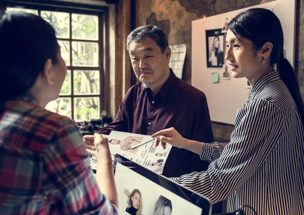 프로젝트에서 일 하는 사람들 — 스톡 사진