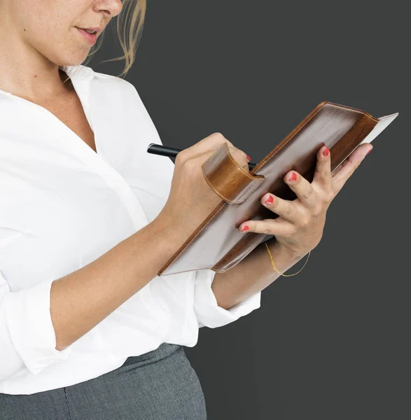 Empresaria escribiendo en el cuaderno — Foto de Stock