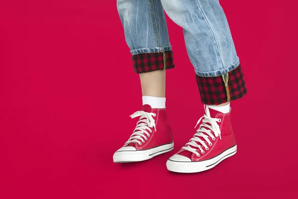 Piernas humanas en zapatillas rojas —  Fotos de Stock