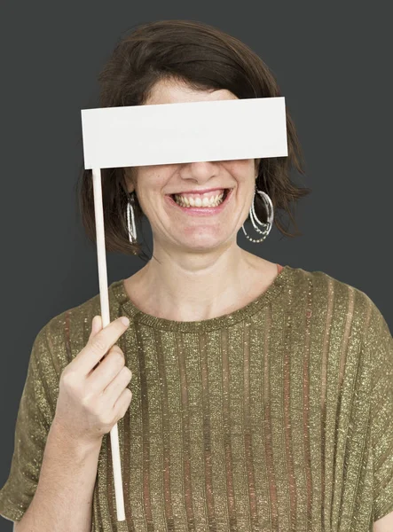 Mulher Segurando Bandeira Cobrindo os olhos — Fotografia de Stock