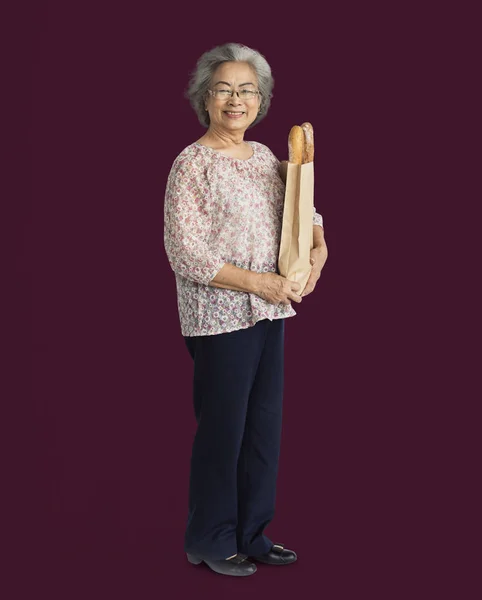 Γυναίκα εκμετάλλευση ψωμί — Φωτογραφία Αρχείου