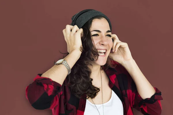 Frau hört Musik über Kopfhörer — Stockfoto