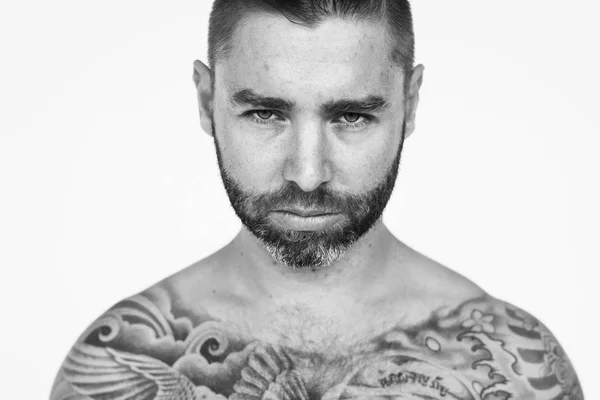 Przystojny mężczyzna z tatuażami — Zdjęcie stockowe