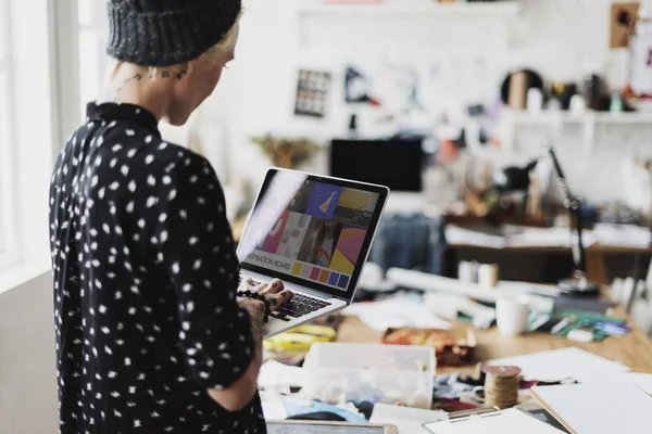 Diseñador de moda en taller — Foto de Stock