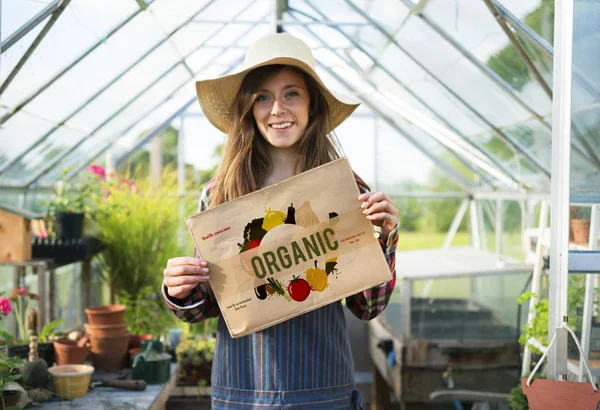 Fiatal nő kalapban gazdaság poszter — Stock Fotó