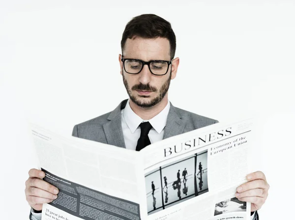 Férfi olvas újságot — Stock Fotó