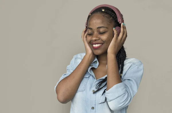 Jonge vrouw luisteren muziek — Stockfoto