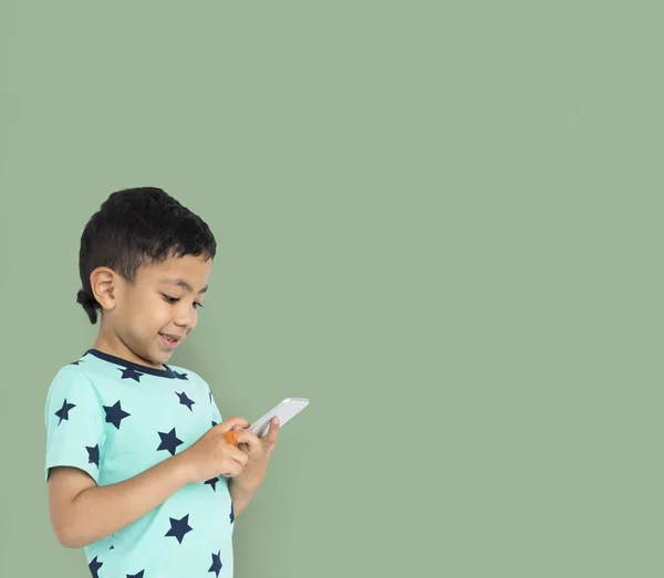 Niño usando smartphone — Foto de Stock
