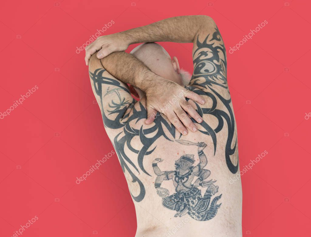 Uomo con tatuaggio sul retro — Foto stock di © Rawpixel #144337493