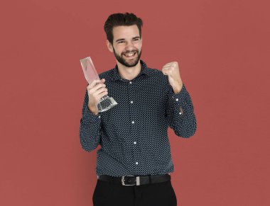 yakışıklı adam holding kazanan ödül