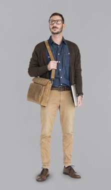 adam tutarak el çantası