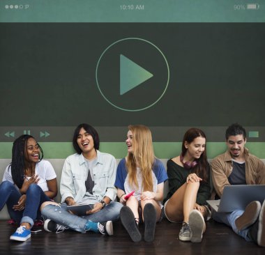 Arkadaşlar birlikte vakit geçiriyorlar.